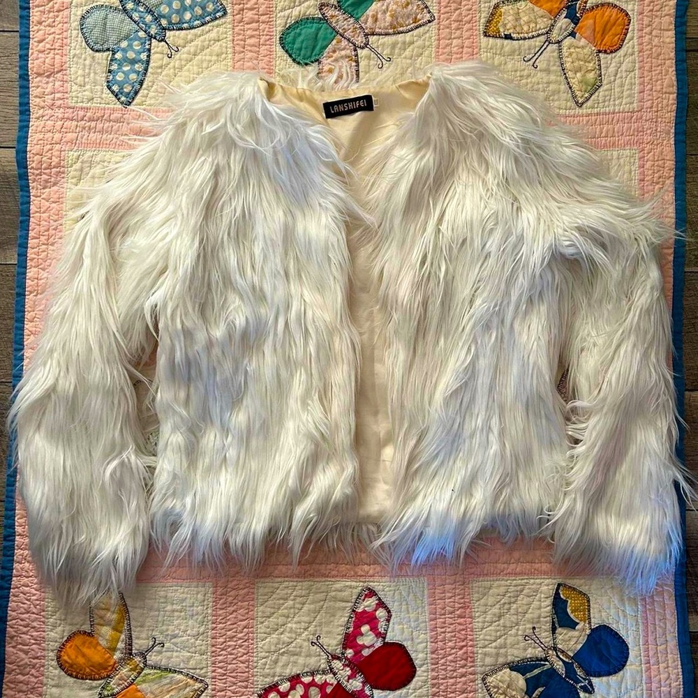 SOLD- White, faux fur jacket! 🤍